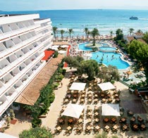Tilbring ferien på et familiehotell.