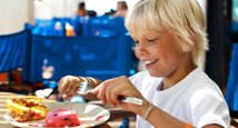 Barn spiser gratis
